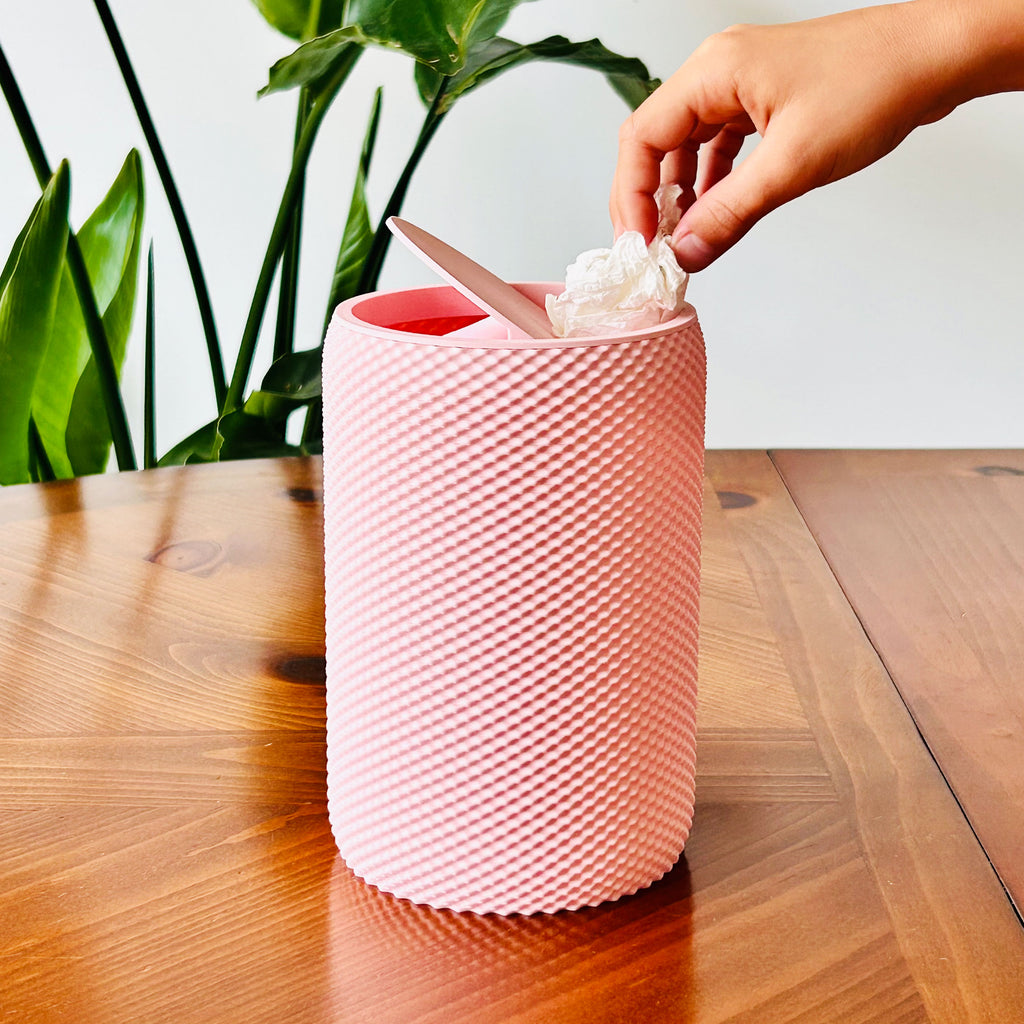 GRANO – Schreibtisch-Mini-Mülleimer mit Schwingdeckel (3D-Druck, rutschfeste Textur)