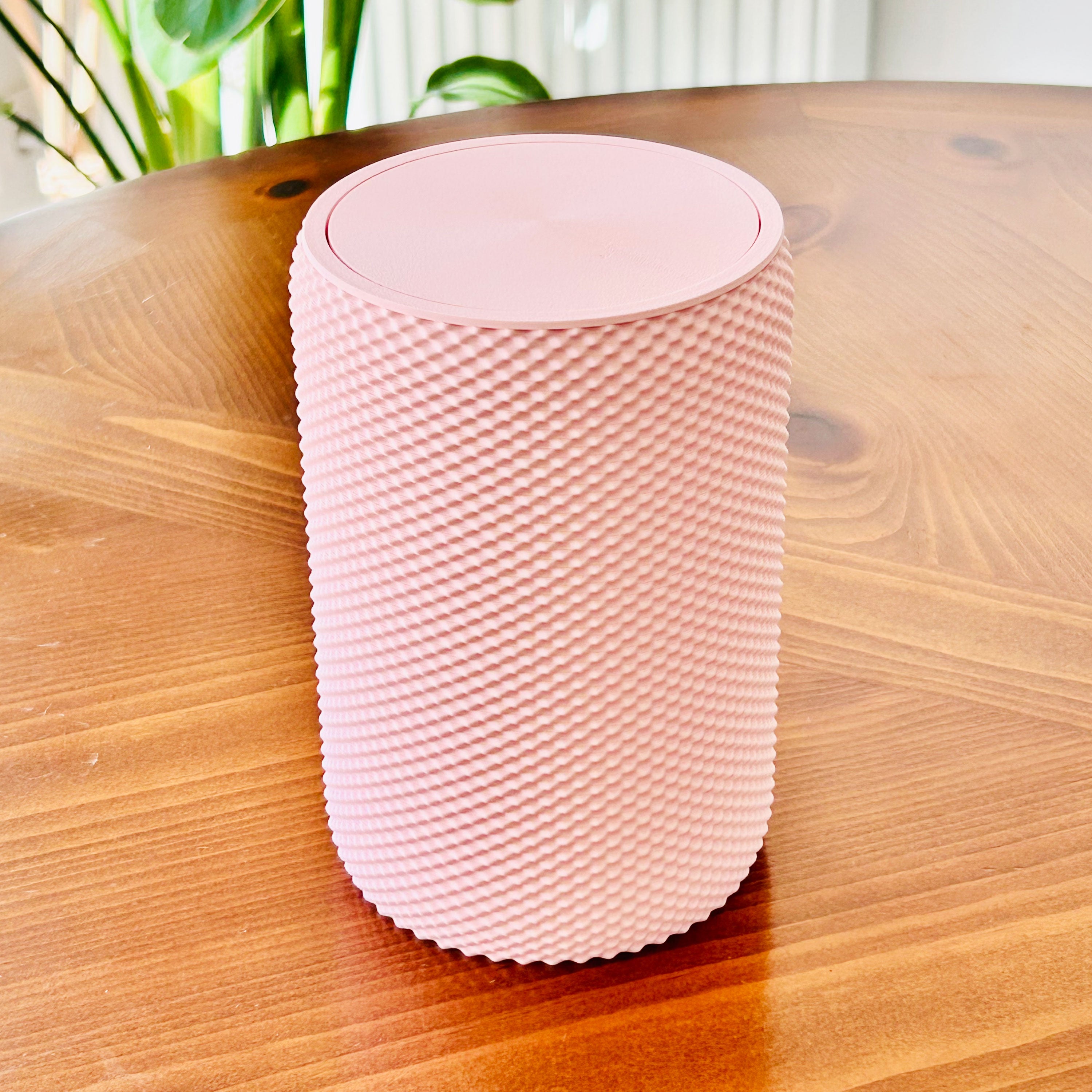 GRANO – Schreibtisch-Mini-Mülleimer mit Schwingdeckel (3D-Druck, rutschfeste Textur)